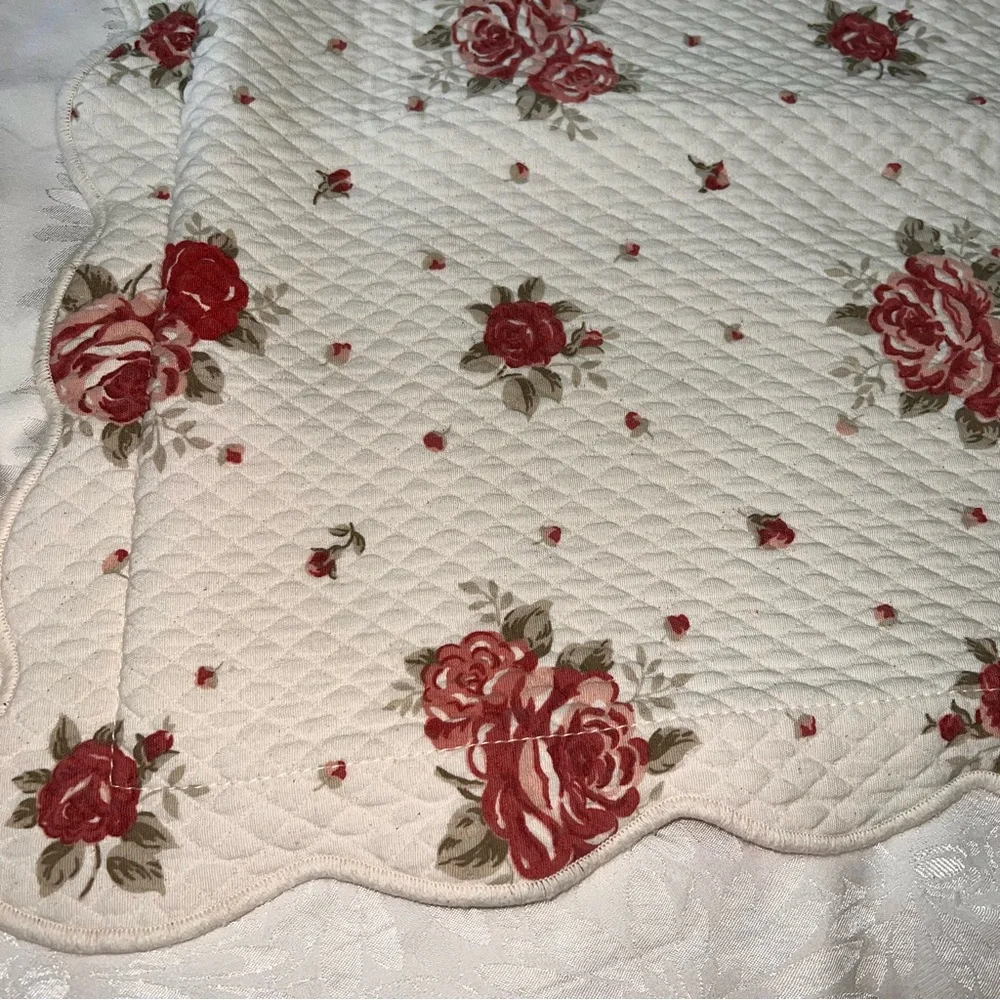 2 Pillow Shams Colchas S. Domingos Quilted Scalloped Ivory with Pink Roses
